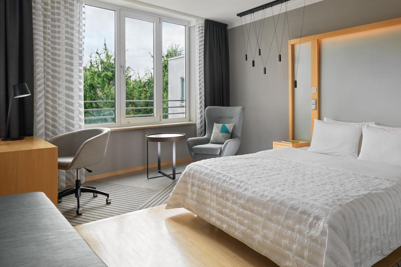 Le Meridien Хамбург Екстериор снимка A guest room at the Sheraton Berlin