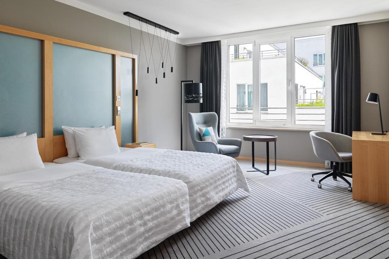 Le Meridien Хамбург Екстериор снимка A room at the hotel