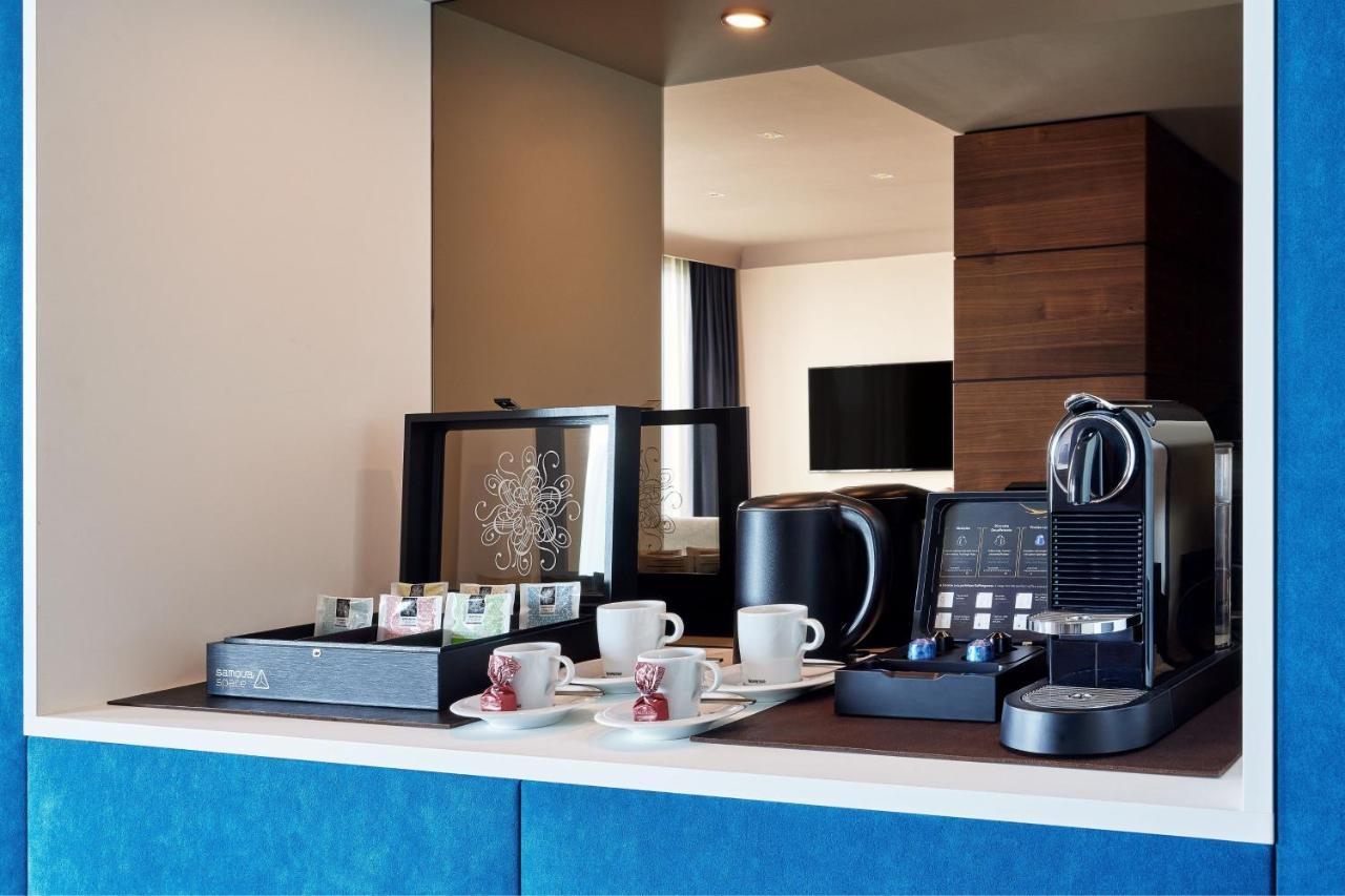 Le Meridien Хамбург Екстериор снимка A Nespresso machine in a hotel room