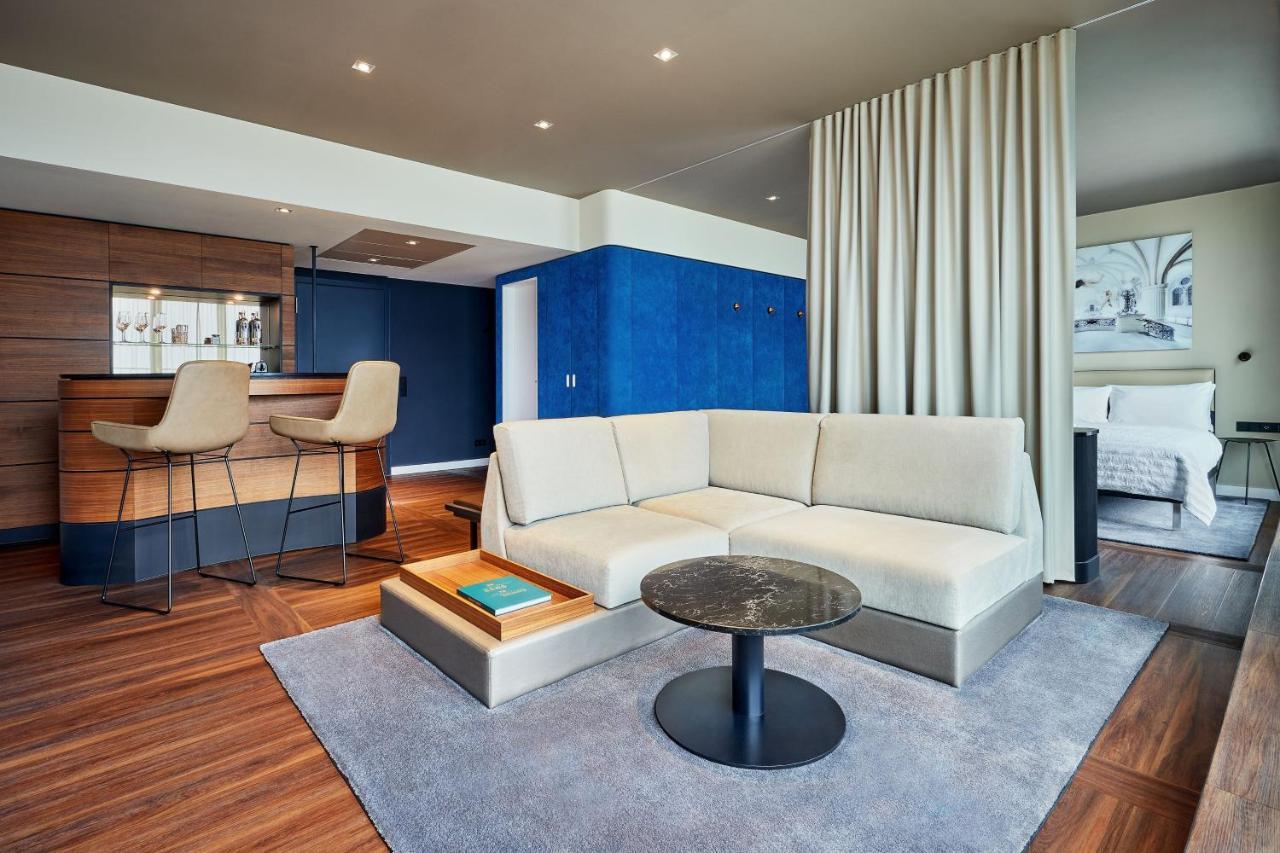 Le Meridien Хамбург Екстериор снимка The interior of a suite