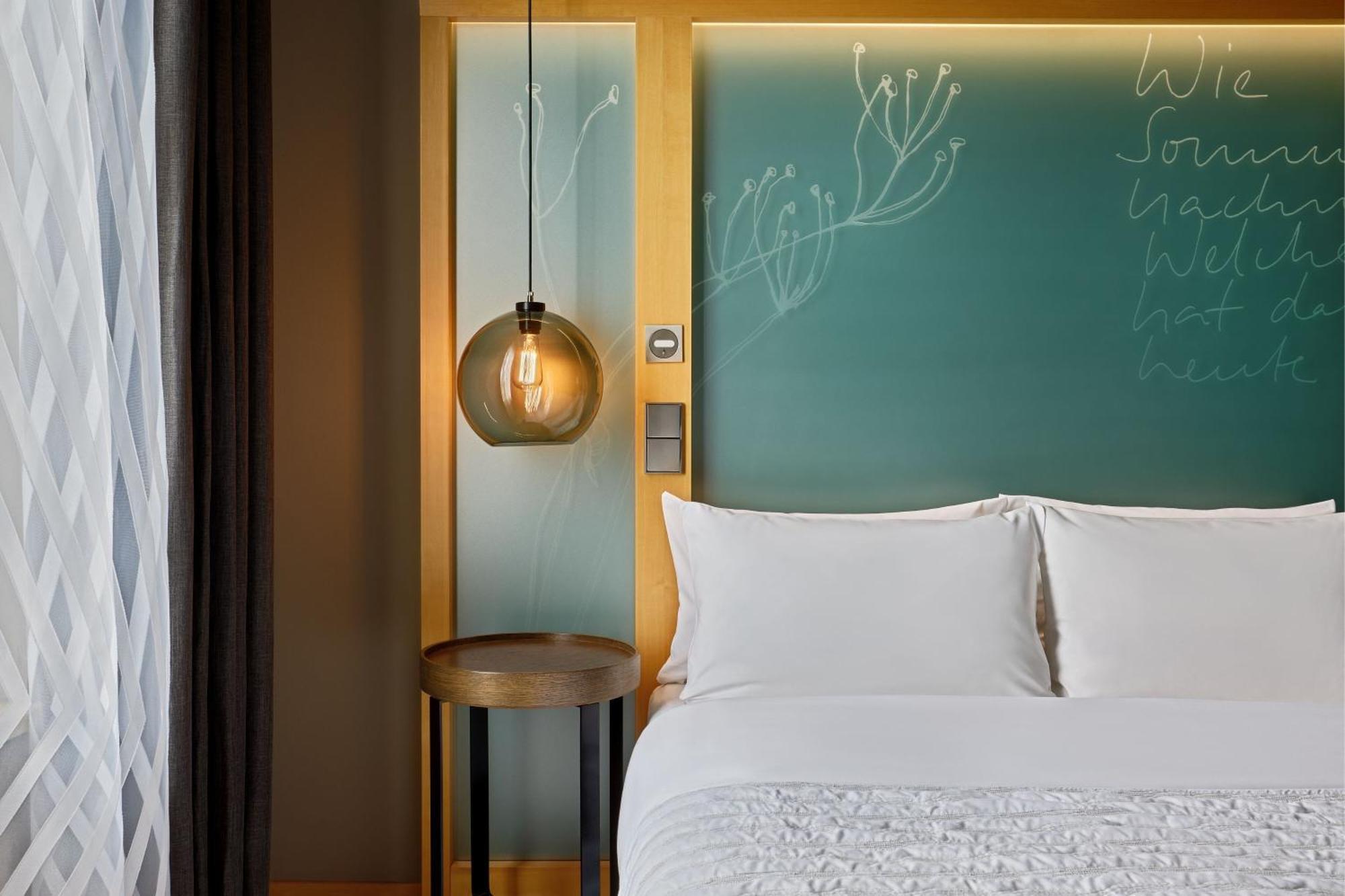 Le Meridien Хамбург Екстериор снимка A room at the hotel