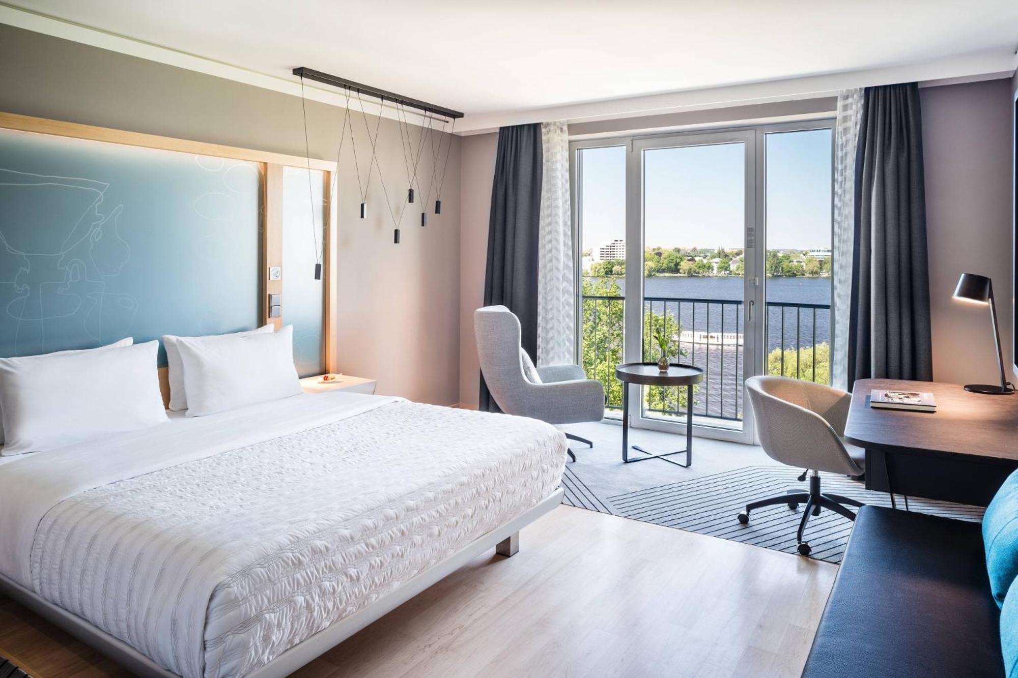 Le Meridien Хамбург Екстериор снимка A room at the hotel