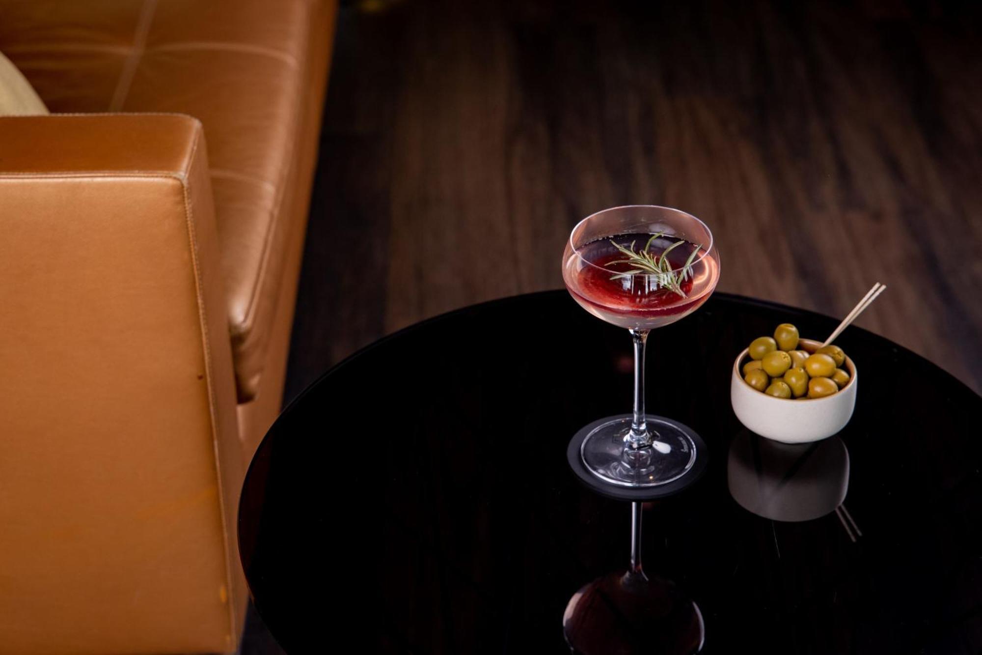 Le Meridien Хамбург Екстериор снимка A Vesper cocktail