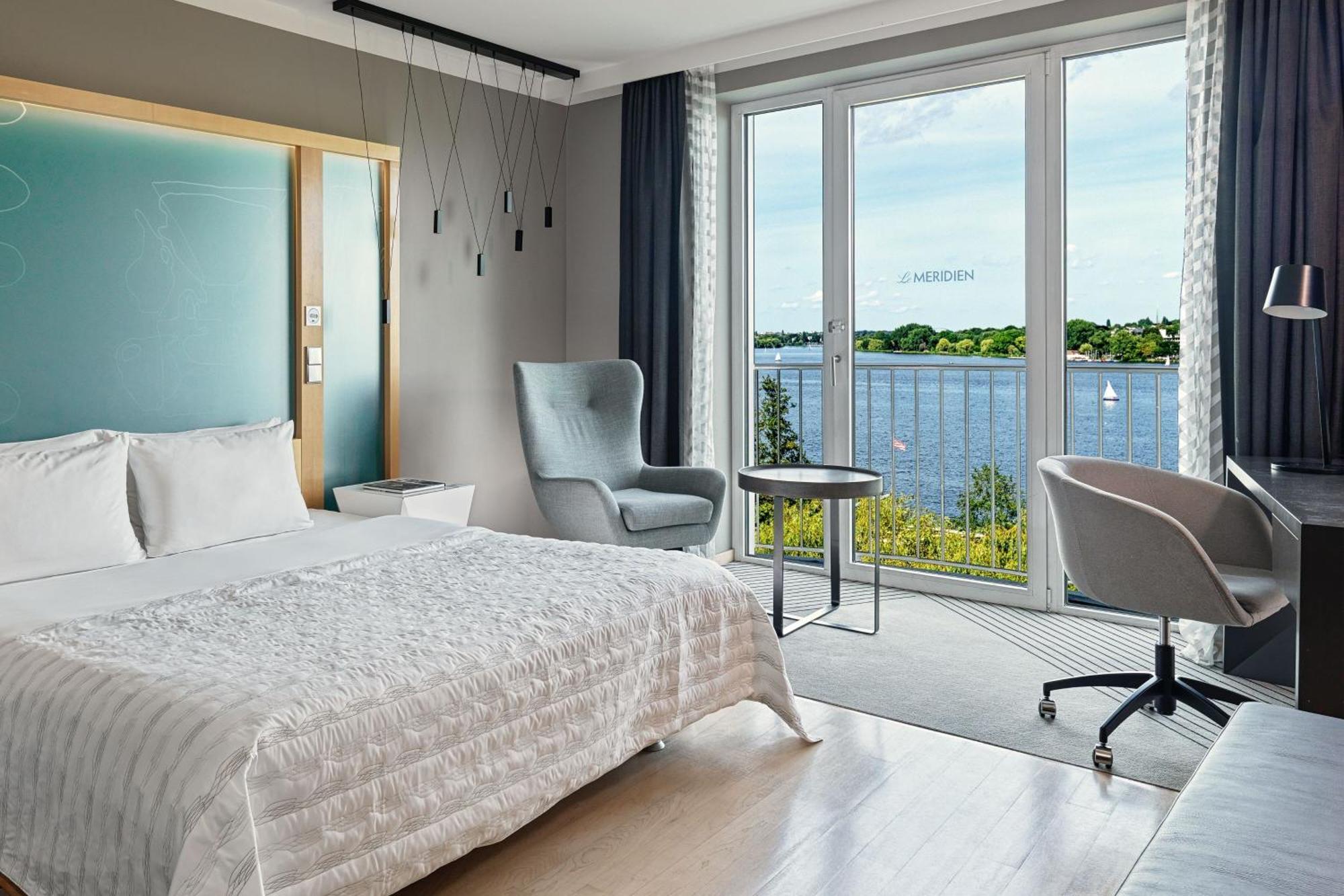 Le Meridien Хамбург Екстериор снимка A room at the hotel