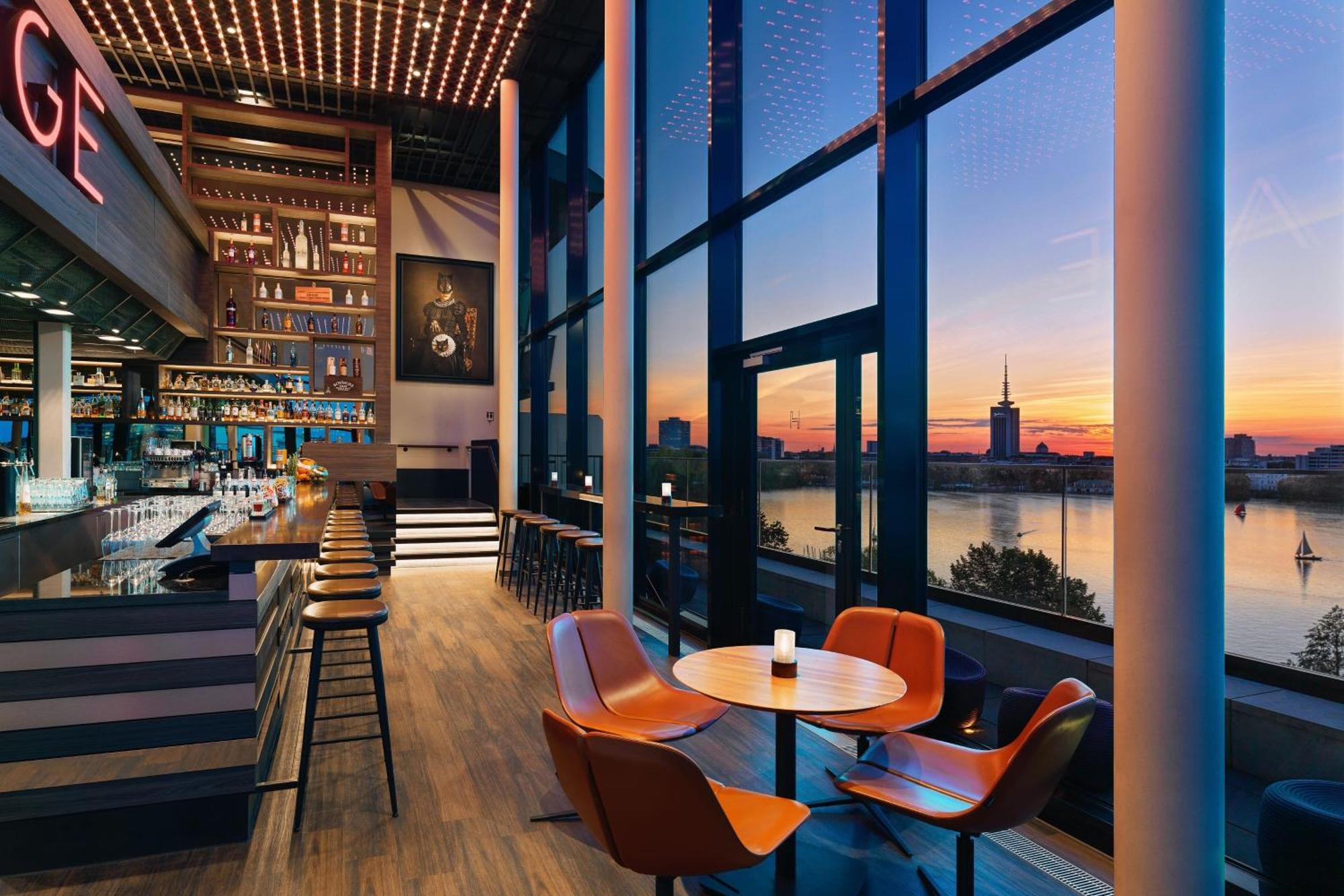 Le Meridien Хамбург Екстериор снимка Skyline Bar