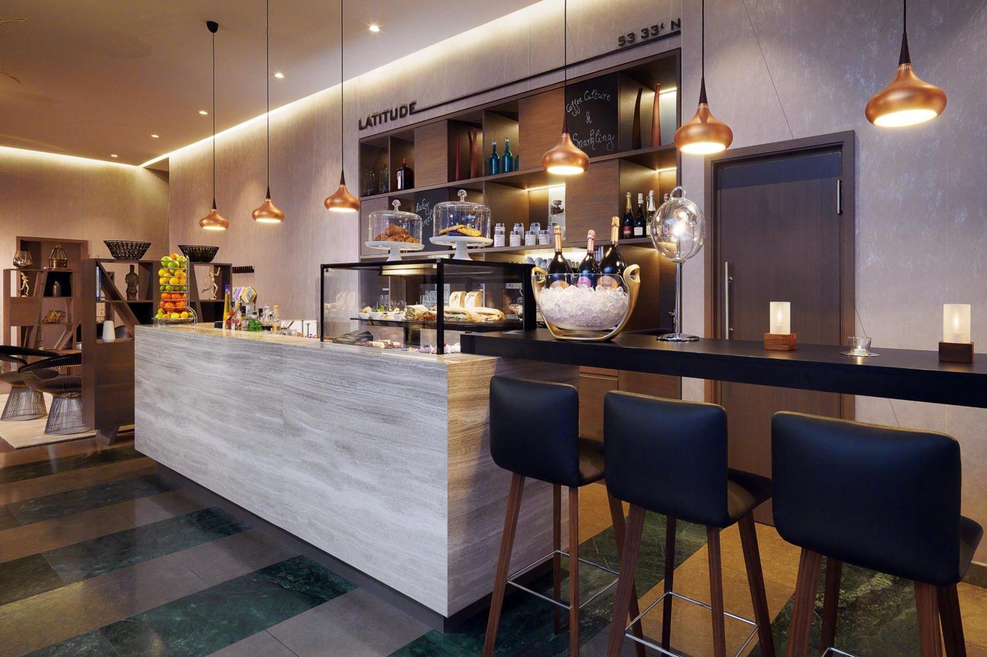 Le Meridien Хамбург Екстериор снимка Latitude 22