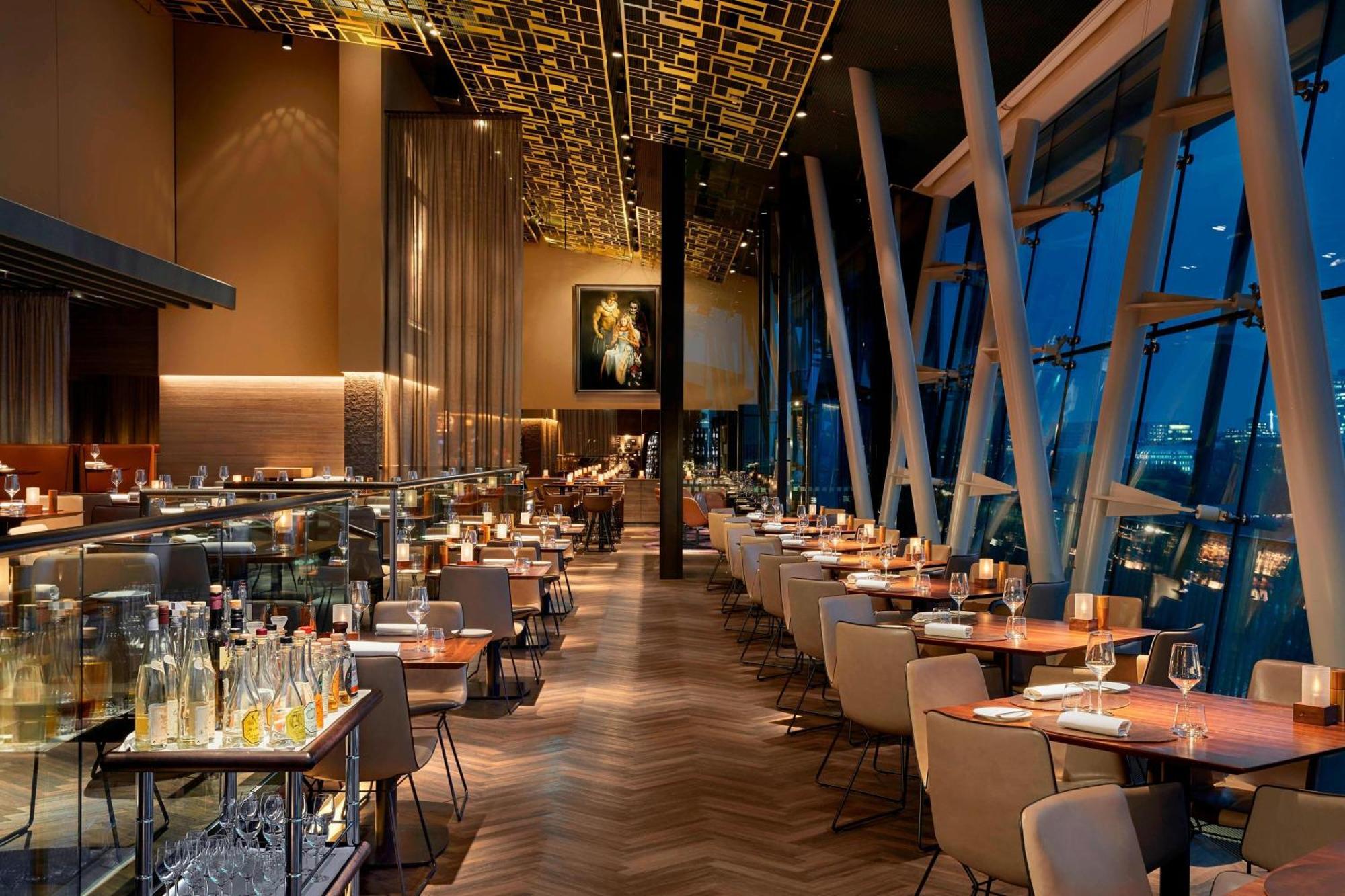 Le Meridien Хамбург Екстериор снимка The interior of the restaurant