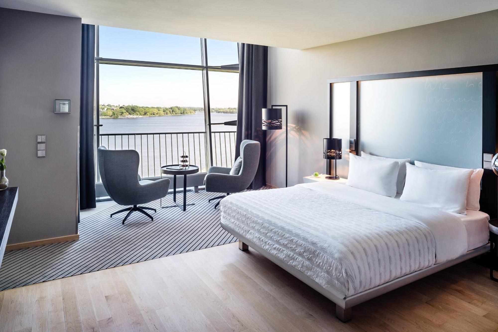 Le Meridien Хамбург Екстериор снимка A guest room at the Westin Riverfront