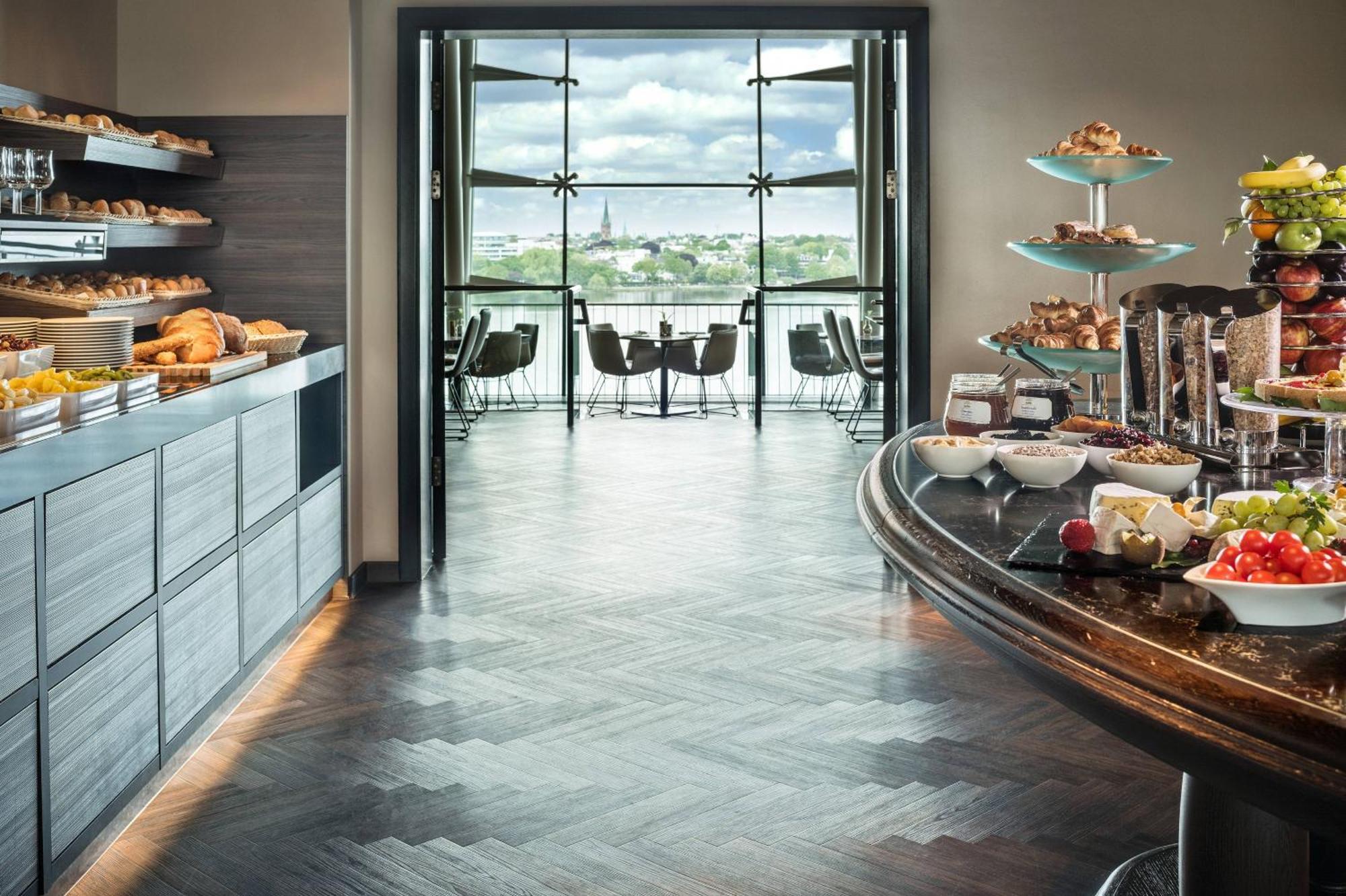 Le Meridien Хамбург Екстериор снимка The Club at London Heathrow Airport