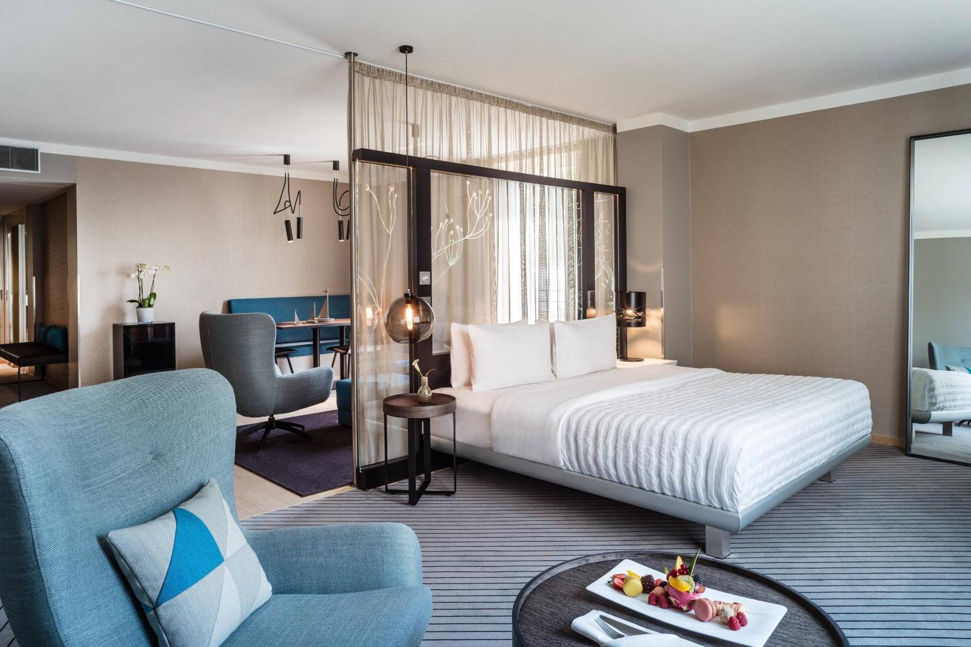 Le Meridien Хамбург Екстериор снимка A room at the hotel