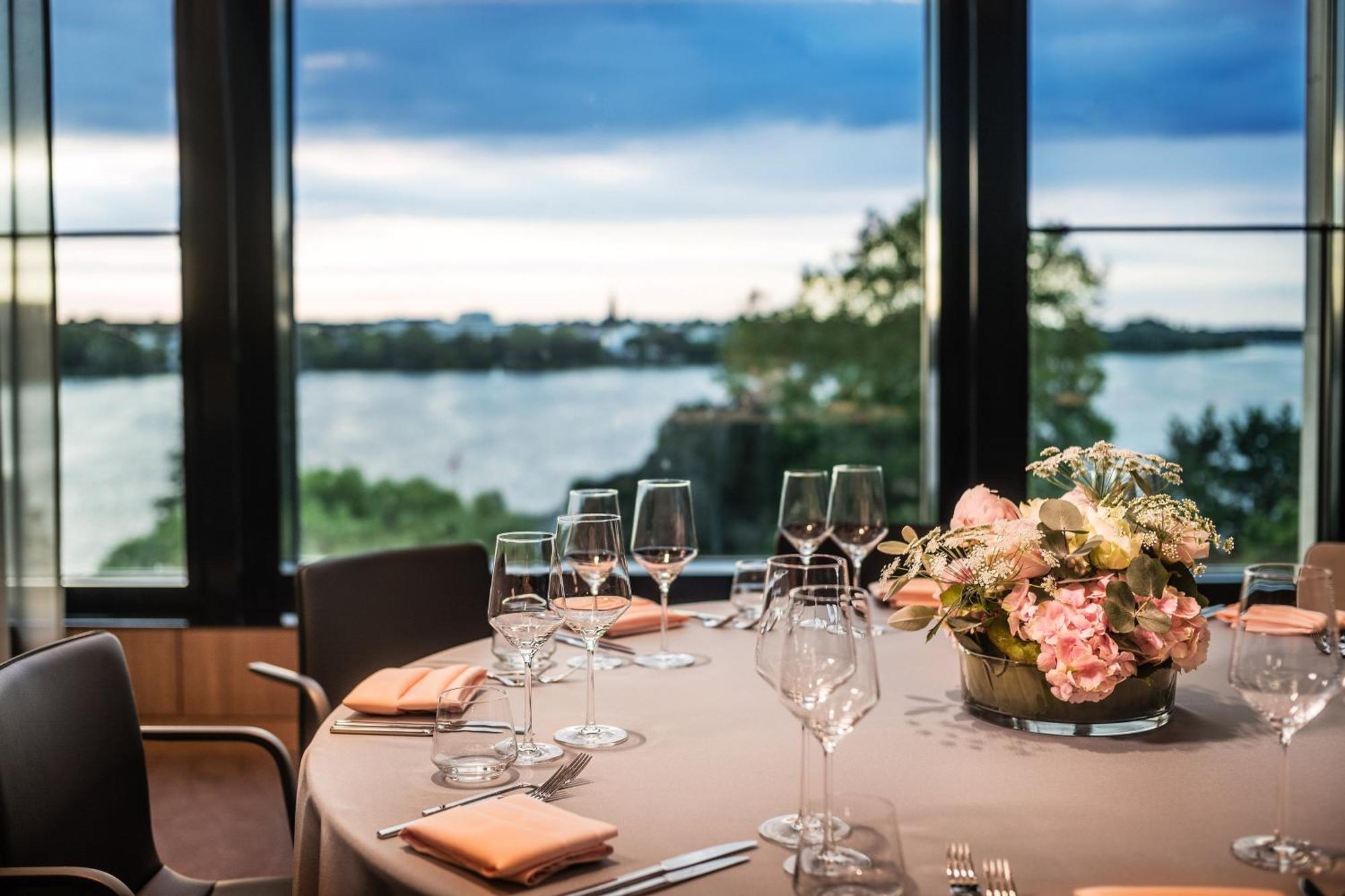 Le Meridien Хамбург Екстериор снимка The River Room