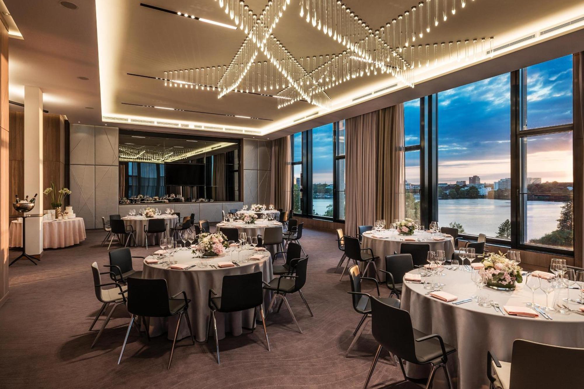Le Meridien Хамбург Екстериор снимка The Riverfront Ballroom