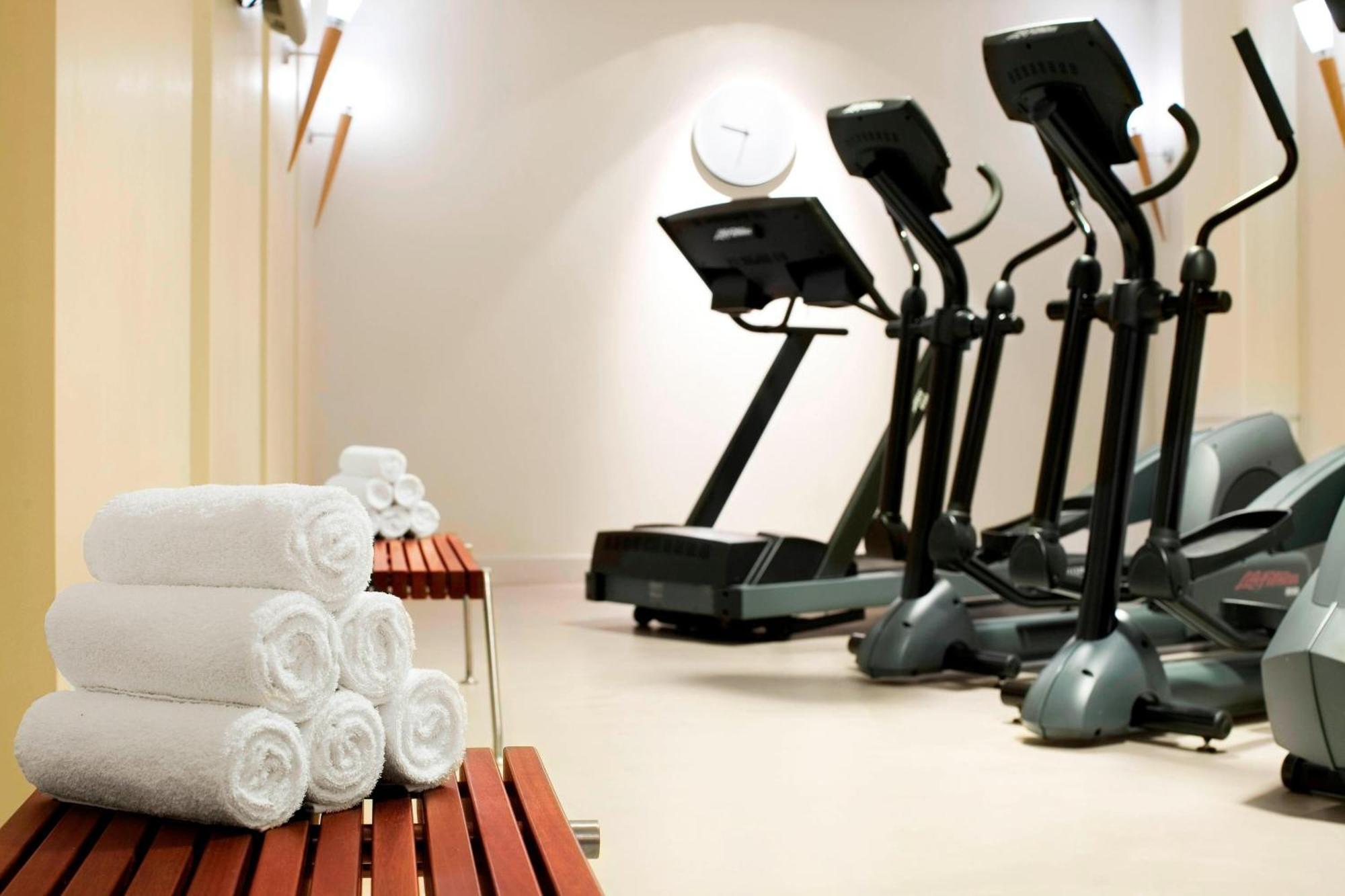 Le Meridien Хамбург Екстериор снимка Elliptical cross trainer